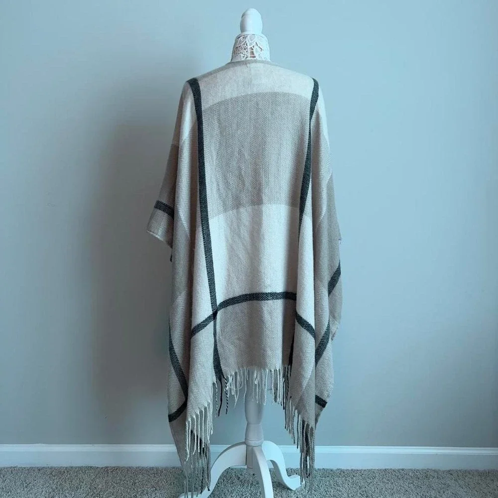 Three Dots Miranda Plaid Cashmere Blend Fringe Wrap Poncho Shawl OSFM Cream Tan
